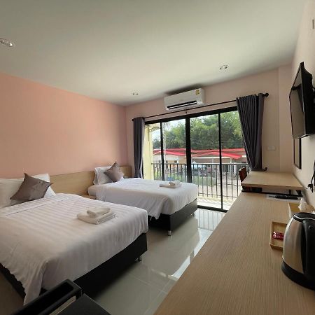 โรงแรมนิยม เอสทีเอ็น 2 - Niyom Stn 2 Hotel Ban Phue Exterior foto